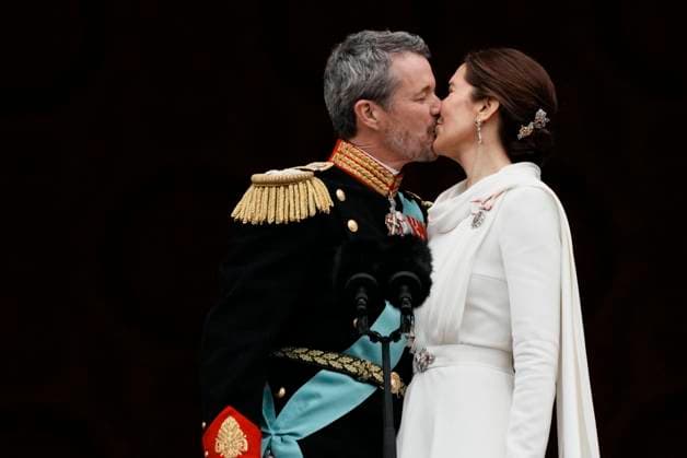 Bilder des Jahres 2024, Entertainment 01 Januar Entertainment Themen der Woche KW02 Entertainment Bilder des Tages King Frederik X and Queen Mary kiss on the balcony after the proclamation at Christiansborg Palace Square in Copenhagen, Sunday, January 14, 2024. On December 31, 2023, the Queen announced that she would abdicate on January 14 and that the Crown Prince would be Denmark s regent from that day. (Photo: Thomas Traasdahl Scanpix 2024) feature match, Copenhagen Denmark Copyright: ThomasxTraasdahlx COP15495 spdk20240114-152900-L