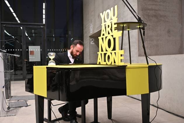 Entertainment Bilder des Tages Der Starpianist Igor Levit spielte am Sonntag (14.01.2024) in der James-Simon-Galerie in Berlin ein Konzert zum Gedenken an die israelischen Hamas-Geiseln. Unter den Entfuehrten ist den Angaben zufolge auch der 22-jaehrige Pianist Alon Ohel, der bei dem Terrorueberfall auf Israel am 7. Oktober waehrend des Nova Musik Festivals in der Naehe des Kibbuz Re im verschleppt wurde. An sein Schicksal und das der anderen Geiseln will die Initiative Das gelbe Piano erinnern, indem an oeffentlichen Orten ein gelber Fluegel gespielt wird. (Siehe epd-Meldung vom 14.01.2024) EDITORIAL USE ONLY