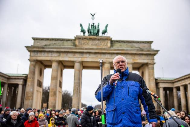 Ulrich Schneider vom Paritätischer Wohlfahrtsverband bei einer Demonstration gegen Rechts auf dem Pariser Platz am Brandenburger Tor am 14. Januar 2024 in Berlin. Demonstration gegen Rechts in Berlin