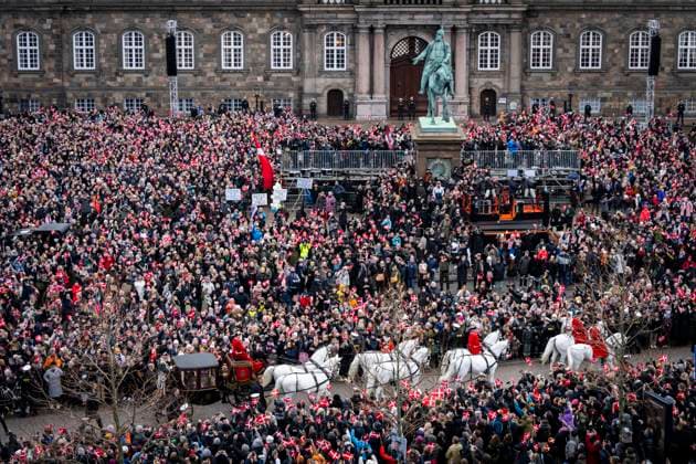 Bilder des Jahres 2024, Entertainment 01 Januar Entertainment Themen der Woche KW02 Entertainment Bilder des Tages Danmark s Queen Margrethe is escorted by the Guard Hussar Regiment s Mounted Squadron in the gold carriage from Amalienborg Castle to Christiansborg Castle on Sunday, January 14, 2024. On 31 December 2023, the Queen announced that she would abdicate on 14 January and that Crown Prince Frederik would be Denmark s regent from that day , Copenhagen Denmark Copyright: RitzauxScanpix IdaxMariexOdgaardx spdk20240114-175940-6