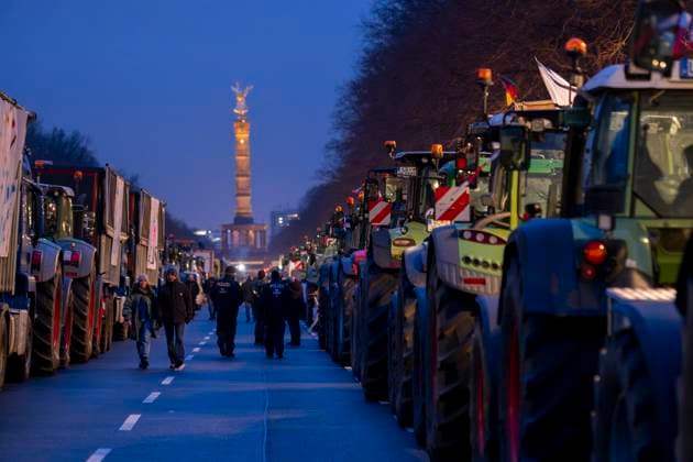 Bilder des Jahres 2024, News 01 Januar News Themen der Woche KW02 Deutschland, Berlin, 14.01.2024, Protest von Bauern, Straße des 17. Juni, bundesweiten Protestwoche gegen Politik der Ampel-Regierung und Kürzungen für Landwirtschaftliche Betriebe, Polizei, Siegessäule, Rolf Zoellner Bauern Demo