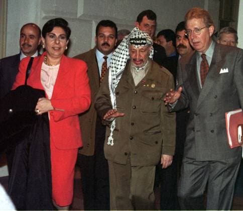 Arafat in Capitol Washington, DC - March 4, 1997 - Palestinian Leader Yassir Arafat walks through the United States Capitol on his way to a meeting with Senators in Washington, D.C. on March 4, 1997. Hassan Rahman, the Palestinian Representative to the United States is at the far left. Hanan Ashrawi, a member of the Palestinian Cabinet walks next to Arafat on the left. Washington District of Columbia United States of America EDITORIAL USE ONLY Copyright: xx RonxSachsx cnpphotos000995