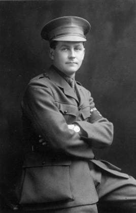 RECORD DATE NOT STATED . Irish Guards Daily Mail War Correspondent Valentine Wiliams (1882 - 1946) was the son of G Edward Williams, Chief Editor of the Reuters News Agency. After being privately educated in Germany, he joined Reuters as a sub editor in 1902. In 1909, Williams became a reporter for the Daily Mail (then the most popular British newspaper and the first to achieve a daily circulation of one million copies). In this capacity, he reported on international events such as the Portuguese Revolution of 1910 and the Balkan Wars of 1912 - 1913. During the early stages of the First World War, reporters were not permitted direct access to the Western Front. Williams therefore obtained a commission with the Irish Guards in December 1915. He saw action during t Copyright: xpiemagsx piemagwarw13102023-1547 !ACHTUNG AUFNAHMEDATUM GESCHÄTZT!