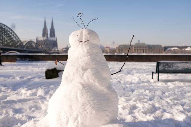 Bilder des Jahres 2024, News 01 Januar News Themen der Woche KW03 News Bilder des Tages Impressionen Wintereinbruch und Schnee in Koeln Impressionen und Eindruecke vom Wintereinbruch mit Schnee und Schneemassen in der Domstadt mit einem Schneemann vor dem Hintergrund des Koelner Dom. Die Stadt unter einer zauberhaften Schneedecke, ein Wintermaerchen Koeln, 18.01.2024 Koeln Nordrhein-Westfalen Deutschland