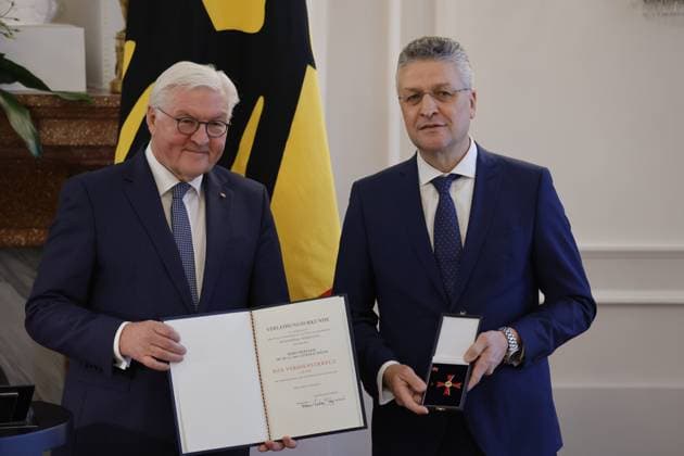 Bilder des Jahres 2024, News 01 Januar News Themen der Woche KW03 News Bilder des Tages Frank-Walter Steinmeier, Bundespräsident , Prof. Dr. Dr. h.c. mult. Lothar H. Wieler, Deutschland, Berlin, Schloss Bellevue, Ansprache BPr Steinmeier bei der Verleihung des Verdienstkreuzes 1. Klasse des Verdienstordens der Bundesrepublik Deutschland an Klaus Cichutek und Lothar H. Wieler