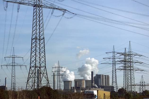 02.10.2023, Eschweiler, Nordrhein-Westfalen, GER - RWE Power AG - Kraftwerk Weisweiler. (Abgase, ableiten, Abwaerme, Alltag, aussen, Aussenaufnahme, Ausstoss, Dampf, Dampfwolken, deutsch, Deutschland, Energie, Energieerzeugung, Energiegewinnung, Engergieversorgung, Eschweiler, Europa, europaeisch, Fernwaerme, Fernwaermeversorgung, Gebaeude, Heizkraftwerk, Herbst, Industrie, Industriegebaeude, Industrieschornsteine, Jahreszeit, Kraftwerk, Nordrhein-Westfalen, QF, Qualm, qualmen, qualmend, Querformat, Rauch, Rauchwolken, RWE Power AG Kraftwerk Weismeiler, Schlote, Schornsteine, Stromleitungen, Strommasten, Versorger, Versorgung, Wasserdampf, Westeuropa, Wirtschaft) 231002D913KOELN.JPG
