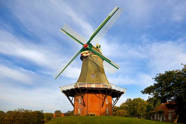 Eine der beiden Zwillingsmuehlen am Alten Greetsieler Sieltief, Krummhoern, Deutschland, Niedersachsen, Ostfriesland, Greetsiel One of the two twin mills at the Alter Greetsieler Sieltief, Krummhoern, Germany, Lower Saxony, East Frisia, Greetsiel BLWS701765