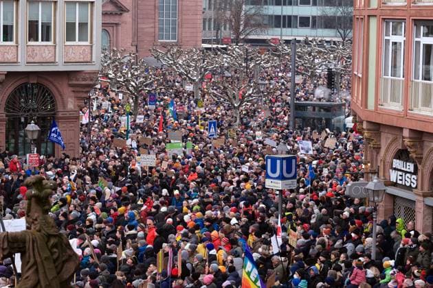 Bilder des Jahres 2024, News 01 Januar News Themen der Woche KW03 News Bilder des Tages 20.01.2024, Frankfurt, DEU Demonstration gegen Rechts und die AFD am Frankfurter Roemer ca fünfunddreissig Tausend Teilnehmern. Demokratie verteidigen Ð Gemeinsam gegen die AfD. Blick in Richtung Paulsplatz