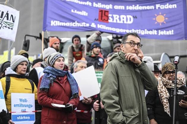 Bilder des Jahres 2024, News 01 Januar News Themen der Woche KW03 News Bilder des Tages RECORD DATE NOT STATED Berliner Agrarministerkonferenz ** NUR FÜR REDAKTIONELLE ZWECKE ** EDITORIAL USE ONLY **<p>Berliner Agrarministerkonferenz am 20. Januar 2024 in Berlin: Cem Özdemir (Bündnis 90 Die Grünen), Bundesminister für Ernährung und Landwirtschaft, spricht am Rande der Berliner Agrarministerkonferenz zu den Demonstranten von der Initiative Â·Wir haben es satt! Berlin Copyright: RetoxKlar