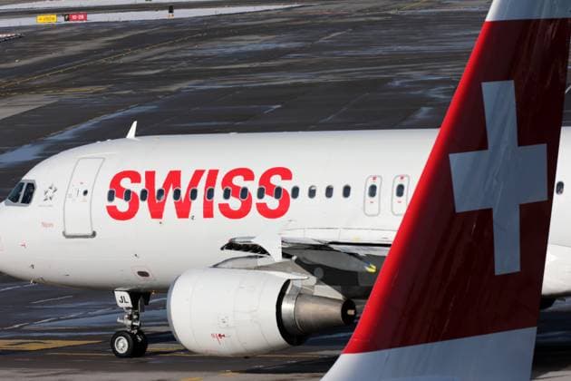 Flugbetrieb auf dem Flughafen Zürich-Kloten mit Passagierflugzeugen der Schweizer Fluggesellschaft Swiss International Air Lines. Ein Passagierflugzeug der Schweizer Fluggesellschaft Swiss vom Typ Airbus A320-214 mit der Registrierung HB-IJL auf dem Flughafen Zürich.