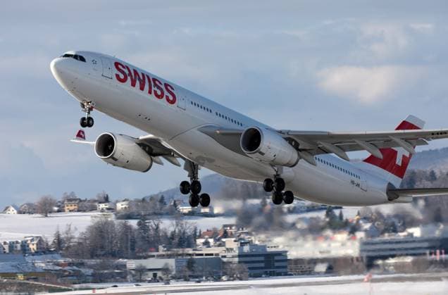 Flugbetrieb auf dem Flughafen Zürich-Kloten mit Passagierflugzeugen der Schweizer Fluggesellschaft Swiss International Air Lines.