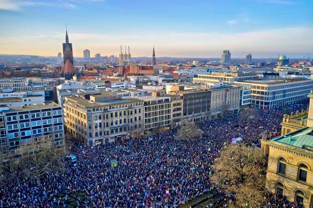 Bilder des Jahres 2024, News 01 Januar News Themen der Woche KW03 35.000 Teilnehmende zählte die Polizei bei einer Demonstration gegen Rechtsextremismus und die AfD auf dem Opernplatz. Hannover, 20.01.2024