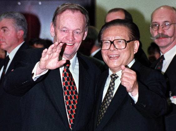 Canadian Prime Minister Jean Chretien (L) and Chinese President Jiang Zemin wave to photographers as they arrive at a Canadian-Chinese Businessman s Dinner in Toronto, Nov 28, 1997. Zemin leaves Canada tommorow for an official visit to Mexico. (Carlo Allegri iPhoto.ca) (Filesize: 7.22MB) TORCAN11289701 TORONTO ONTARIO CANADA EDITORIAL USE ONLY Copyright: xx TORCAN11289701 CarloxAllegrix TORCAN11289701
