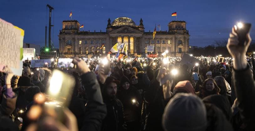 Bilder des Jahres 2024, News 01 Januar News Themen der Woche KW03 Demonstranten bei der Demo - Demokratie verteidigen - Zusammen gegen Rechts - , vor dem Reichstag Berlin, 21.01.2024. Berlin Deutschland Copyright: xThomasxImox