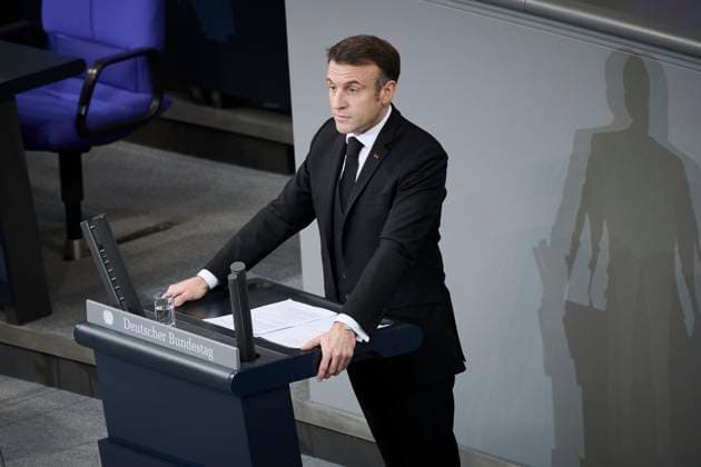 Bilder des Jahres 2024, News 01 Januar News Themen der Woche KW04 News Bilder des Tages Berlin, Trauerstaatsakt für den verstorbenen Bundestagspräsidenten a.D. Wolfgang im Bundestag Zum Gedenken an den verstorbenen ehemaligen Bundestagspräsidenten Dr. Wolfgang Schäuble hat Bundespräsident Frank-Walter Steinmeier einen Trauerstaatsakt angeordnet. Der Trauerstaatsakt wird durch den Deutschen Bundestag ausgerichtet und findet am Montag, 22. Januar 2024, statt. Im Bild: der Staatspräsident der Französischen Republik, Emmanuel Macron Berlin Bundestag Berlin Deutschland