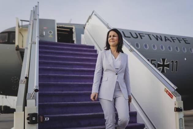 Bilder des Jahres 2024, News 01 Januar News Themen der Woche KW04 News Bilder des Tages Annalena Baerbock (Buendnis 90 Die Gruenen), Bundesaussenministerin, verlaesst die Regierungsmaschine A321 bei einem ungeplanten Stopp in Dschidda, 24.01.2024. Der Flug mit der deutschen Aussenministerin an Board musste aufgrund einer fehlenden Ueberfluggenehmigung durch den Luftraum von Eritrea in Dschidda zwischenlanden. Baerbock besucht im Rahmen ihrer Reise nach Ostafrika die Laender Dschibuti, Kenia sowie Suedsudan. Fotografiert im Auftrag des Auswaertigen Amtes. Dschidda Saudi-Arabien Copyright: xFlorianxGaertnerx