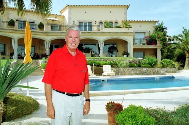 Manager auf Mallorca: Klaus-Michael Kuehne Fotoshooting Homestory mit dem deutschen Unternehmer Klaus-Michael Kuehne vor seinem Haus auf Mallorca, Spanien 2003., Port d Andraitx Mallorca Spain