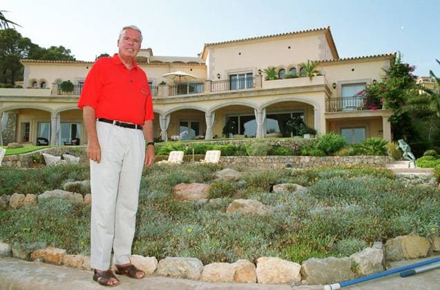 Manager auf Mallorca: Klaus-Michael Kuehne Fotoshooting Homestory mit dem deutschen Unternehmer Klaus-Michael Kuehne vor seinem Haus auf Mallorca, Spanien 2003., Port d Andraitx Mallorca Spain