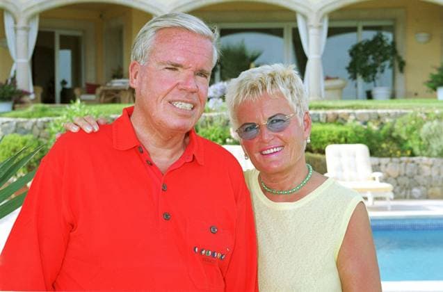 Manager auf Mallorca: Klaus-Michael Kuehne Fotoshooting Homestory mit dem deutschen Unternehmer Klaus-Michael Kuehne und Frau vor seinem Haus auf Mallorca, Spanien 2003., Port d Andraitx Mallorca Spain