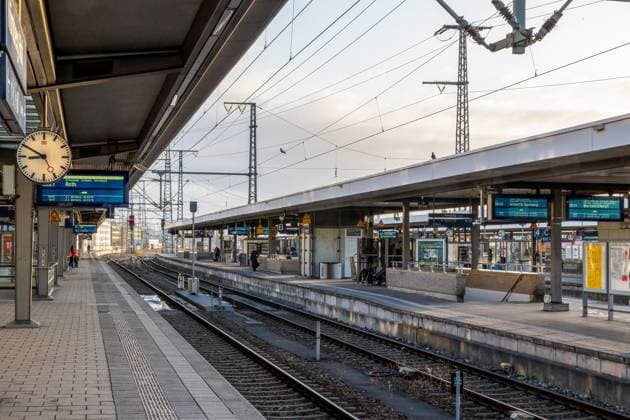 Bilder des Jahres 2024, News 01 Januar News Themen der Woche KW04 News Bilder des Tages Streik der Lokführergewerkschaft GDL - Situation am Hauptbahnhof Nürnberg Viele leere Bahnsteige, ohne Züge und mit nur sehr wenig wartenden Fahrgästen. Die meisten Fahrgästen haben sich gut auf den aktuellen Streik der GDL eingestellt. Nürnberg Bayern Deutschland