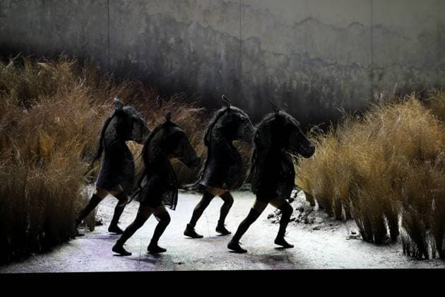 Bilder des Jahres 2024, Entertainment 01 Januar Entertainment Themen der Woche KW04 Tänzer während der Fotoprobe für Der goldene Hahn in der Komischen Oper im Schillertheater in Berlin, 24. Januar 2024. Oper in drei Akten von Nikolai Rimski-Korsakow. Musikalische Leitung James Gaffigan. Inszenierung Barrie Kosky. Bühne Rufus Didwiszus. Kostüme Victoria Behr. Premiere ist am 28. Januar 2024. Komische Oper Berlin Der goldene Hahn