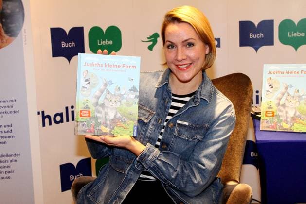 Bilder des Jahres 2024, Entertainment 01 Januar Entertainment Themen der Woche KW04 Entertainment Bilder des Tages Judith Rakers bei der Vorstellung und Lesung von ihrem ersten Kinderbuch Judiths kleine Farm in der Hamburger Buchhandlung Thalia am 27.01.2024. Judith Rakers praesentiert bei einer Lesung ihr Kinderbuch Judiths kleine Farm in Hamburg
