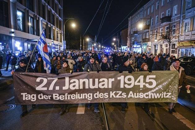 Bilder des Jahres 2024, News 01 Januar News Themen der Woche KW04 News Bilder des Tages Holocaust-Gedenktag ** NUR FÜR REDAKTIONELLE ZWECKE ** EDITORIAL USE ONLY **<p>Menschen nehmen an der Lichterkette zum Holocaust-Gedenktag in Pankow teil, fotografiert am 27.01.2024 in Berlin. Deutschland Berlin Berlin Copyright: MaurizioxGambarini
