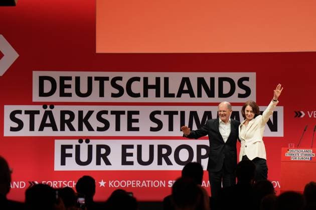 Bilder des Jahres 2024, News 01 Januar News Themen der Woche KW04 Europadelegiertenkonferenz der SPD am 28. Januar 2024 in Berlin Europadelegiertenkonferenz der SPD am 28. Januar 2024 in Berlin, Bundeskanzler Olaf Scholz, Katarina Barley, Spitzenkandidatin für die Europawahl Berlin Berlin GER