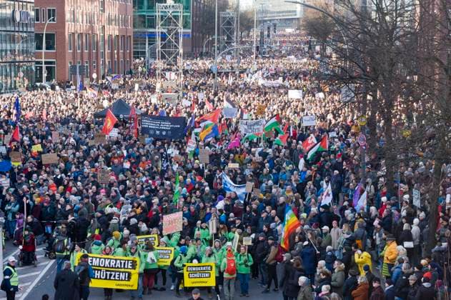 Bilder des Jahres 2024, News 01 Januar News Themen der Woche KW04 News Bilder des Tages Motto Zusammen gegen rechts Hamburg für Demokratie! Demo Demonstration Protestmarsch gegen rechts Rechtsextremismus AfD Ludwig-Erhard-Straße 20240128ad528 Hamburg Hamburg Deutschland Germany Copyright: xAchimxDuwentästerx