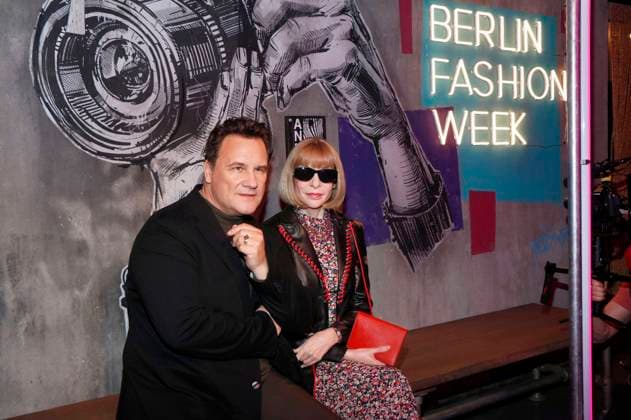 Bilder des Jahres 2024, Entertainment 01 Januar Entertainment Bilder des Tages Guido Maria Kretschmer bei der Enthüllung der Wachsfigur von Anna Wintour im Madame Tussauds. Berlin, 29.01.2024