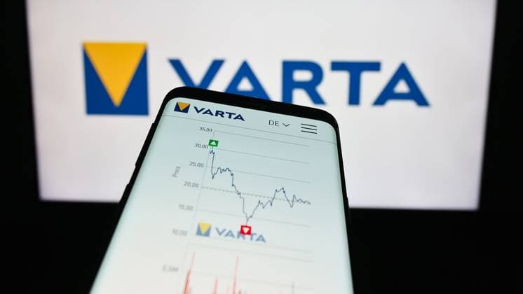 Smartphone with website of German battery company Varta AG on screen in front of business logo. Stuttgart, Germany - 09-11-2023: Smartphone with website of German battery company Varta AG on screen in front of business logo. Focus on top-left of phone display. Copyright: xZoonar.com TimonxSchneiderx 21090969