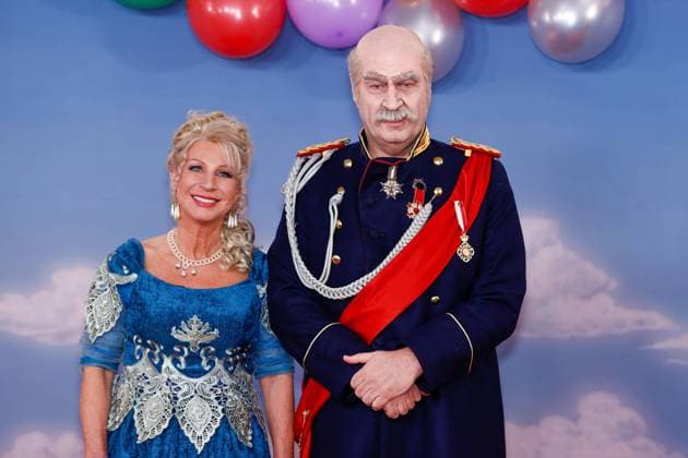 Bilder des Jahres 2024, Entertainment 02 Februar Entertainment Bilder der Woche KW05 Entertainment Bilder des Tages Veitshoechheim, Mainfrankensaele, 02.02.2024, Fastnacht in Franken 2024 Bild: v.li. Ehefrau Karin Baumueller-Soeder und der bayerischer Ministerpraesident Markus Soedern (CSU) verkleidet als Reichskanzler Otto von Bismarck Copyright: HMBxMedia xJulienxBecker