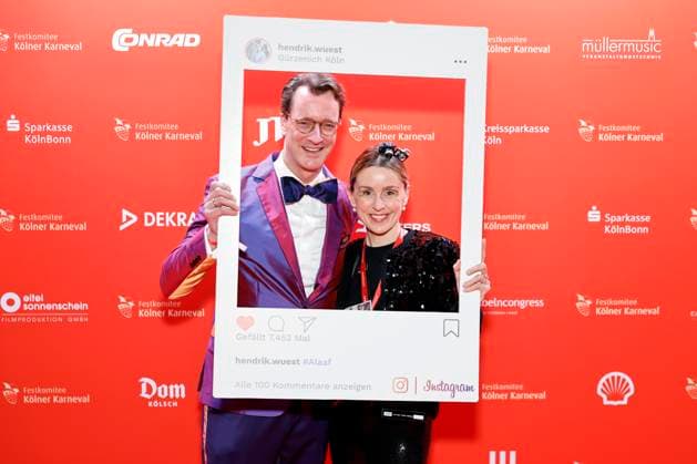 Entertainment Bilder des Tages Politiker Hendrik Wüst (CDU), Ministerpräsident des Landes Nordrhein-Westfalen, und seine Ehefrau Katharina posieren in ihrem Kostüm als Insta-Präsident und Fotografin bei der Aufzeichnung der 2. ARD Fernsehsitzung 2024 im Gürzenich. Köln, 02.02.2024 NRW Deutschland Copyright: xChristophxHardtx