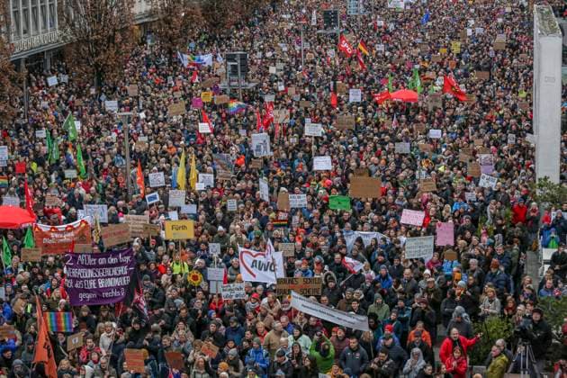 Bilder des Jahres 2024, News 02 Februar News Themen der Woche KW05 News Bilder des Tages 03.02.2023, Demonstration gegen Rechtsextremismus, Nürnberg: Am Samstagnachmittag gingen in Nürnberg unter dem Motto Nie wieder ist jetzt laut Veranstaltern etwa 25.000 Menschen auf die Staße um gegen die rechtsextreme Partei Alternative für Deutschland (AfD) zu demonstrieren. Kornmarkt Bayern Deutschland Demonstration gegen AfD Kornmarkt-43