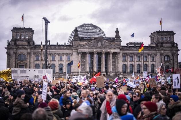 Bilder des Jahres 2024, News 02 Februar News Themen der Woche KW05 News Bilder des Tages 150.000 Menschen versammeln sich um den Bundestag in Berlin um eine menschliche Mauer gegen den Rechtsruck in der Gesellschaft zu ziehen. öÄÃ»Wir sind die BrandmaueröÄu riefen Demonstrierende aus unterschiedlichsten gesellschaftlichen Gruppen. Aufnahmen am 03.02.2024 in Berlin Berlin Deutschland Copyright: xDominikxButzmannx