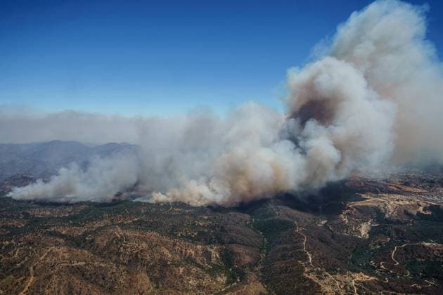 Bilder des Jahres 2024, News 02 Februar News Themen der Woche KW05 News Bilder des Tages Waldbrände in Chile (240204) -- VINA DEL MAR, Feb. 4, 2024 -- This photo taken from a helicopter on Feb. 3, 2024 shows forest fires in the Valparaiso region, Chile. At least 46 people were killed after fires engulfed the Valparaiso region in central Chile, Chilean President Gabriel Boric said Saturday. The Chilean government imposed a curfew on the Quilpue, Villa Alemana, Vina del Mar and Limache communes in the Valparaiso region from 9 p.m. Saturday (0000 GMT on Sunday) to 10 a.m. Sunday (1300 GMT) to combat the fires. Local authorities have confirmed that more than 1,200 houses have been destroyed in Quilpue and Villa Alemana, some 120 km northwest of the capital, while at least 9,000 hectares throughout the Valparaiso region have been consumed by fires