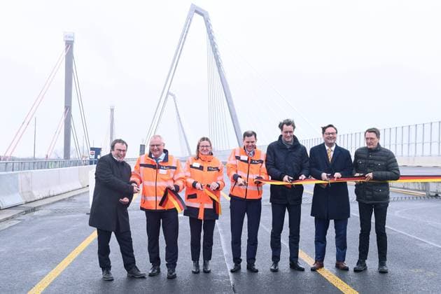 Bilder des Jahres 2024, News 02 Februar News Themen der Woche KW05 News Bilder des Tages Verkehrsfreigabe der neuen Rheinbrücke Leverkusen am 04.02.2024 in Lverkusen Am 4. Februar 2024 haben Ministerpräsident Hendrik Wüst und Verkehrsminister Oliver Krischer das erste Brückenbauwerk der neuen Rheinbrücke Leverkusen für den Verkehr freigeben. Damit steht allen Fahrzeugen, auch LKW oder Reisebussen, die Brücke wieder in beiden Fahrtrichtungen zur Verfügung.