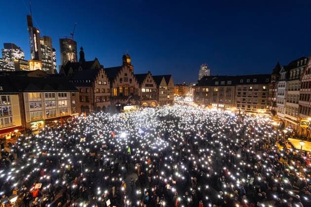 Bilder des Jahres 2024, News 02 Februar News Themen der Woche KW06 Demonstration Frankfurt steht auf für Demokratie Rund 20.000 Menschen haben sich am 05.02.2024 in Frankfurt am Main auf dem Römerberg versammelt, um unter dem Motto Frankfurt steht auf für Demokratie zu demonstrieren. Frankfurt am Main Römerberg Hessen Deutschland