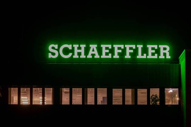 Unternehmen in Franken Beleuchtetes Firmenlogo auf der Zentrale des Aktienunternehmens Schaeffler im fränkischen Herzogenaurach bei Nacht. Herzogenaurach Bayern Deutschland