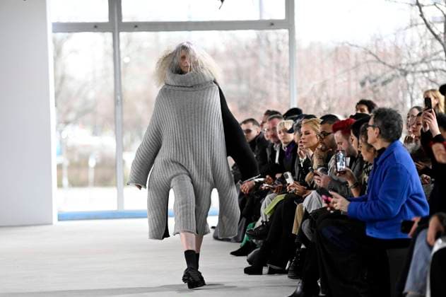 Bilder des Jahres 2024, Entertainment 02 Februar Entertainment Themen der Woche KW06 Entertainment Bilder des Tages Model bei der Dzhus Fashion Show auf der Berlin Fashion Week Autumn Winter 2024 im Pressecafe am Alexanderplatz. Berlin, 06.02.2024