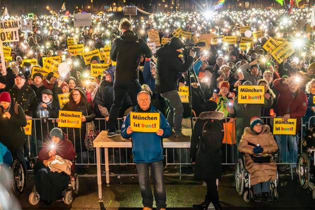 Bilder des Jahres 2024, News 02 Februar News Themen der Woche KW06 News Bilder des Tages Lichtermeer für Demokratie, Kundgebung gegen Rassismus, Antisemitismus und Hetze, Theresienwiese, München, 11. Februar 2024 Deutschland, München, 11. Februar 2024, Lichtermeer für Demokratie, Kundgebung gegen Rassismus, Antisemitismus und Hetze, ca. 100.000 Teilnehmer mit Lichtern auf der Theresienwiese, ab 18 Uhr, Veranstalter Fridays for Future und ein breites Aktionsbündnis zivilgesellschaftlicher Initiativen und Organisationen, dabei Lichterkette e.V., Bellevue di Monaco, München ist bunt! und vielen mehr,