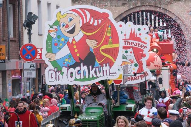 Bilder des Jahres 2024, News 02 Februar News Themen der Woche KW07 Tausende Jecken beim Strassenkarneval am Rosenmontag (12.02.2024) in Koeln. Der Rosenmontagszug in Koeln ist mit einer Laenge von 7,5 Kilometern landesweit der groesste. Rund 175 Wagen, darunter 25 Persiflagewagen mit politischen Motiven, ziehen durch die Innenstadt. (Siehe epd-Meldung vom 12.02.2024) EDITORIAL USE ONLY