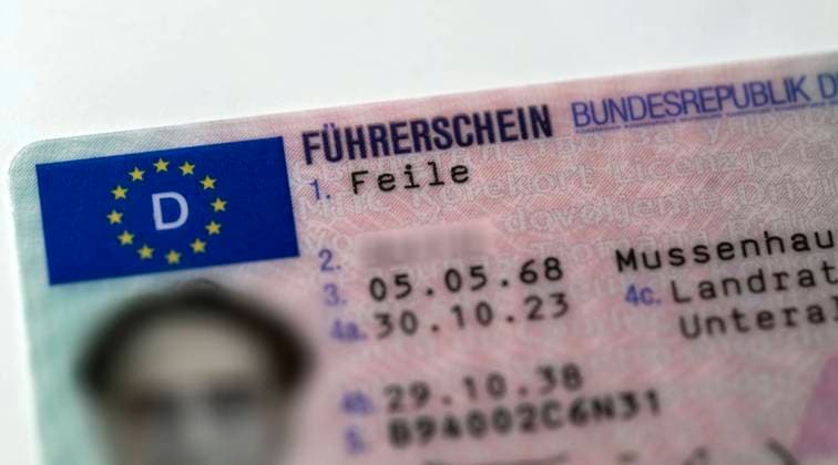 12.02.2024, Führerscheine, Neue EU-Verordnung für Führerscheine, bis zum 19.Januar 2033 müssen alle Führerscheine in Europa in einheitliche Plastkkarten-Dokumente erneuert werden. Auf der Vorderseite ist das Europa-Wappen mit dem D-Zeichen aufgedruckt. 12.02.2024, Neue EU Führerscheine 12.02.2024, Neue EU Führerscheine