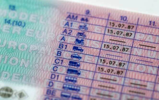 12.02.2024, Führerscheine, Neue EU-Verordnung für Führerscheine, bis zum 19.Januar 2033 müssen alle Führerscheine in Europa in einheitliche Plastkkarten-Dokumente erneuert werden. Hier der neue Führerschein, auf der Rückseite die Fahrerlaubnisklassen A bis D aufgelistet mit dem Datum des Führerscheinerwerbes. Klasse Klasse A: Alle Krafträder und dreirädrige Kraftfahrzeuge BE: Kombinationen aus einem Zugfahrzeug der Klasse B und einem Anhänger, C1: Lkw-Führerschein und Lkw mit Anhänger 12.02.2024, Neue EU Führerscheine 12.02.2024, Neue EU Führerscheine