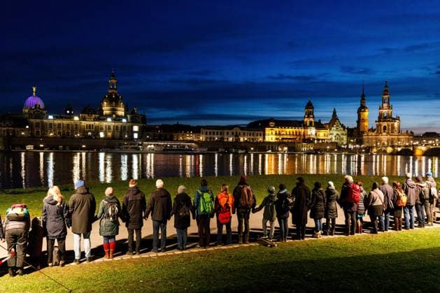 Bilder des Jahres 2024, News 02 Februar News Themen der Woche KW07 News Bilder des Tages Menschenkette in Dresden zum Jahrestag der Bombardierung DEU Deutschland Sachsen Dresden, 13.02.2024, Mit einer Menschenkette gedenken Menschen in Dresden zum 79. Jahrestag der Zerstoerung der Stadt Dresden im 2. Weltkrieg im Jahr 1945 (Bombardierung am 13. Februrar 1945) und der Millionen Opfer der nationalsozialistischen Gewaltherrschaft und des Antisemithismus.
