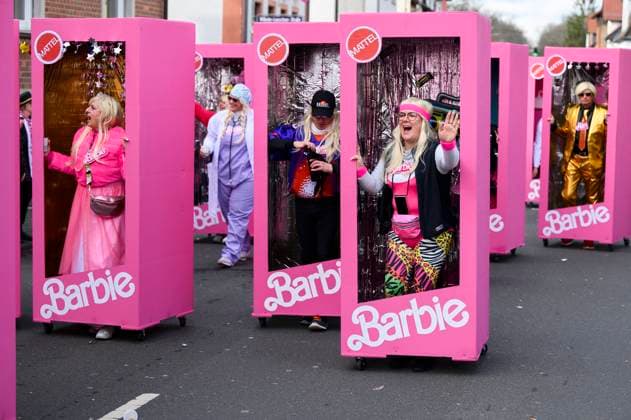 Bilder des Jahres 2024, News 02 Februar News Themen der Woche KW07 News Bilder des Tages Karneval in Hessen 13.02.2024 Mühlheim Faschingsumzug im Stadtteil Lämmerspiel, Narren feiern und tanzen über die Straßen. Mühlheim Mühlheim Hessen Germany