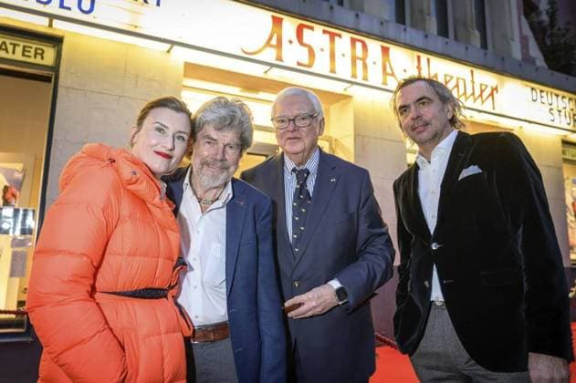 Bilder des Jahres 2024, Entertainment 02 Februar Entertainment Themen der Woche KW07 Essen: Filmpremiere mit Reinhold Messner im Astra-Theater Sturm am Manaslu ** NUR FÜR REDAKTIONELLE ZWECKE ** EDITORIAL USE ONLY **<p>Diane und Reinhold Messner mit Prof. Bodo Hombach (Vorstandsvorsitzender der Brost-Stiftung) und Dr. Boris Berger (Mitglied im Vorstand der Brost-Stiftung) bei der Filmpremiere Sturm am Manaslu am Dienstag, den 13. Februar 2024, vor dem Astra-Theater in Essen. Deutschland NRW Essen Copyright: UwexErnst