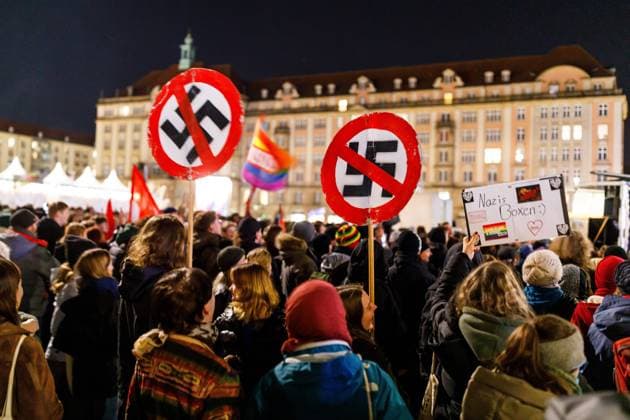 Bilder des Jahres 2024, News 02 Februar News Themen der Woche KW07 News Bilder des Tages Dresden - Gedenken zum Jahrestag der Bombardierung DEU Deutschland Sachsen Dresden, 13.02.2024, Auf dem Dresdener Altmarkt demonstrieren Buerger unter dem Motto Dresden mahnt gegen eine Versammlung der AFD. Die Stadt Dresden gedenkt zum 79. Jahrestag der Zerstoerung der Stadt Dresden im 2. Weltkrieg (Bombardierung am 13. Februrar 1945) und der Millionen Opfer der nationalsozialistischen Gewaltherrschaft und des Antisemithismus.