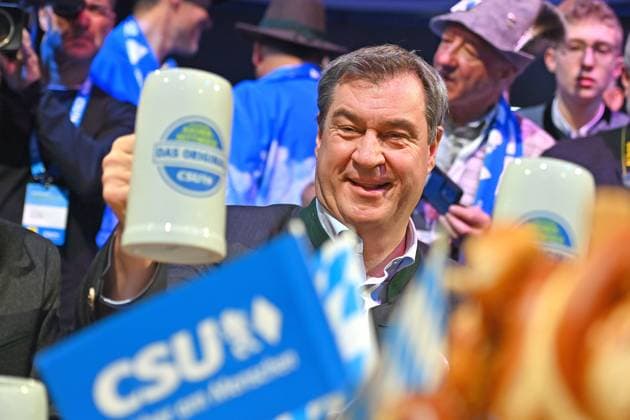 Bilder des Jahres 2024, News 02 Februar News Themen der Woche KW07 News Bilder des Tages Markus SOEDER (Ministerpraesident Bayern und CSU Vorsitzender) mit Masskrug Bier, zuprosten. Politischer Aschermittwoch der CSU am 14.02.2024 in der Dreilaenderhalle in Passau.