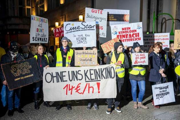 Bilder des Jahres 2024, News 02 Februar News Themen der Woche KW07 Berlin,15.02.2024,74.Berlinale,Tag der Eröffnung,Kino-Beschäftigte und Filmschaffende demonstrierten im Rahmen der Berlinale heute am Potsdamer Platz für faire Löhne und gute Arbeitsbedingungen.